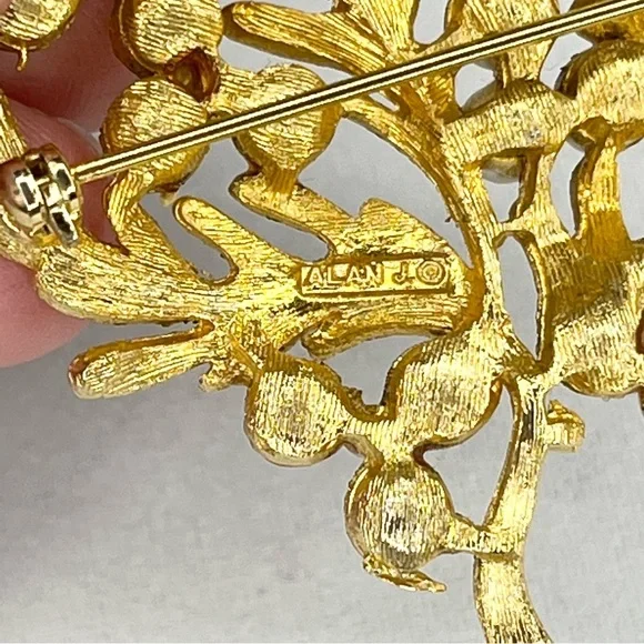 Vintage Alan J Faux Pearl Gold Tone Leaf Brooch Pin Signed - Picture 4 of 6